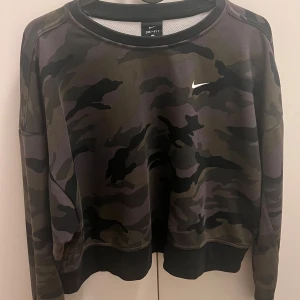 Camouflage tröja från Nike - camouflage tröja från Nike i Dri-FIT material. Tröja är i fint skick. 