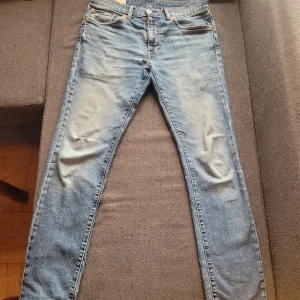 Jeans - Mycket väl använda så slitage/hål finns. 