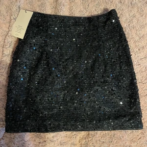 svart kjol storlek xs - Aldrig använd, precis som ny. Säljs då jag ej brukar bära kjol🫶🏻 Perfekt till halloween