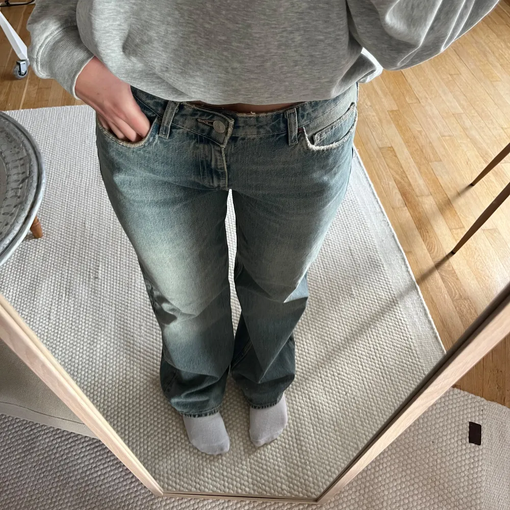 Säljer jeans från Zara, i nyskick🥰. Jeans & Byxor.