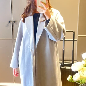 Grå oversize kappa - En grå och oversize grå kappa från ”H&M” 🩶 jackan är varm och går ner till mitten av vaden på mig (168 cm). Använd endast någon gång. 
