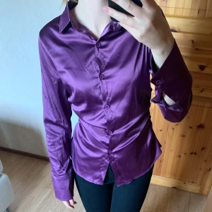 Lila skjorta - Super skön, endast testad! Stretchig, passar M/S!! Säljer även den svarta toppen på sista bilden! Köparen står för frakt 45kr, betalning sker via Swish 🖤