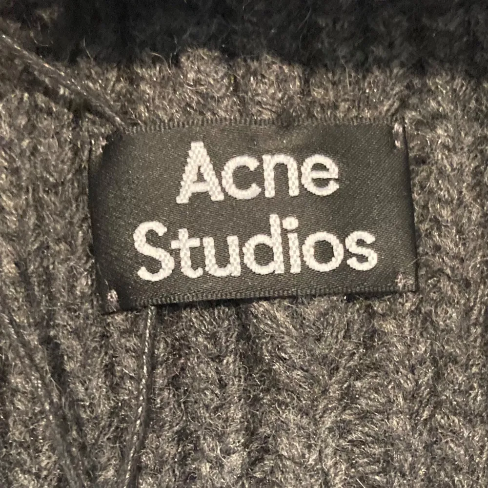 Supersnygg Mössa Från Acne Studios. Nyskick. Tillverkad av mjuk ull . Accessoarer.