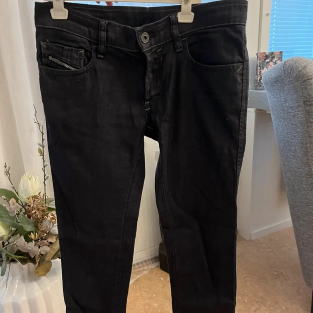 Okej tjejer nu har jag äntligen gått igenom min jeans låda och bestämt mig för att göra mig av med byxor som inte passar 🥺💕 Dessa är vintage jeans med stretch material från Diesel i storlek W26 L30. Jeans & Byxor.