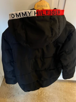 Jacka  - Tommy Hilfiger jacka 164 storlek köpte från NK GÖTEBORG före året för 2400kr nu sälja jag för 900kr kan Går ner på priset vid snabb affär.
