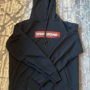 Sprayground hoodie - Sprayground hoodie väldigt bra kvalite på både trycken och själva plagget den är i fint skick också
