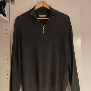 Jack & jones half zip - En half zip som är bekväm men även väldigt bra passform. Köpt i butik.  