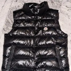 Hej nu säljer jag min fina moncler väst , som jag har varit jätte försiktigt med och tagit hand om den. Moncler västen är som ny skick typ bara haft på mig den några gånger de storlek s på den men m passar också. Västen kostar 10 900 kr ny pris