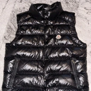 Moncler väst äkta - Hej nu säljer jag min fina moncler väst , som jag har varit jätte försiktigt med och tagit hand om den. Moncler västen är som ny skick typ bara haft på mig den några gånger de storlek s på den men m passar också. Västen kostar 10 900 kr ny pris