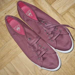 Le Coq Sportif tygskor  - Le Coq Sportif tygskor i nyskick! Nypris 400kr