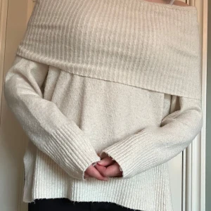 Stickad off-shoulder tröja - Säljer denna snygga tröja som är perfekt i vinter! 💙Skicket är okej, den är rätt noppig därav det låga priset! 