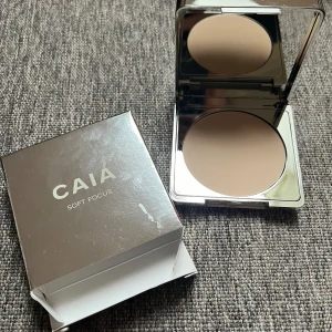 Caia kit  - Säljer ett kit från Caia med ett puder, tre eye liners samt tre pads. Självklart är inget använt, helt nytt. Pudret är ljust och heter soft focus. Pennorna är i mörkt bruna nyanser. 
