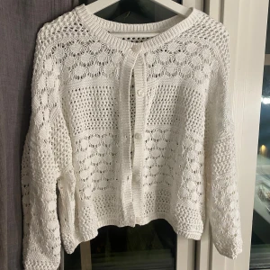 Vit kofta - Jättegullig vit virckad kofta 💕