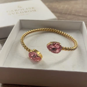 Caroline svedbom  - Jättefint armband i nyskick ifrån Caroline svedbom jewelry i färgen rosa. Nypris : 795kr