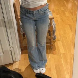 True religion, joey low Rise flare w26 - Säljer dessa true religion jeans för att de är förstora för mig, jätte sköna och sjukt snygga. Använt ett få tillfällen, ny pris 1300💕🧸           (Första två är egna bilder)