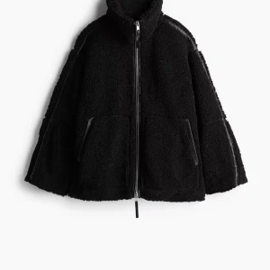 Teddyjacka - H&M - Intressekoll på min Teddyjacka som är köpt förra året från H&M. Inga defekter eller liknande 💗 