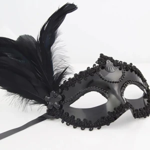 Svart och vit maskeradmask med fjädrar - . Perfekta för en maskeradfest eller nyårsfirande. 79kr/st  , finns fler kvar 