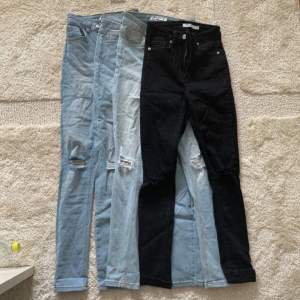 Säljer 4 paj oanvända jeans från nakd storlek xs/34 alls i samma modell, hål vid knäna, lätt stretchiga. Man får alltså alla 4 par.