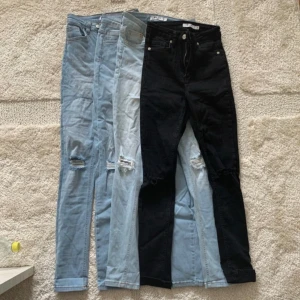 4 par jeans  - Säljer 4 paj oanvända jeans från nakd storlek xs/34 alls i samma modell, hål vid knäna, lätt stretchiga. Man får alltså alla 4 par.