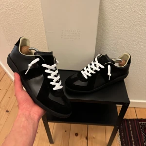 Maison Margielas - Säljer nu dessa sjukt feta Maison Margiela Gats i svart| Använda ett fåtal gånger och har mycket kvar att ge| box+dustbag medföljer vid köp| ⚠️digitalt kvitto finns⚠️| tveka inte att kontakta om minsta intresse 