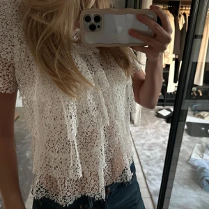 Snygg spetstopp - Sååå snygg vit spetstopp!🤍Jättebra skick och går att använda i alla tillfällen.