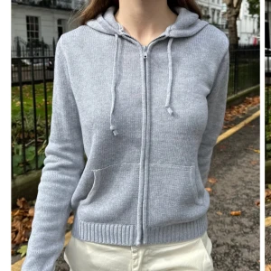 grå zip-up hoodie - Alana zip-up hoodie från brandy melville, jätte tjockt & fint material, värmer verkligen en & inte alls tunn som de flesta koftorna kan vara ibland.använt ca 3 ggr men fortfarande i nyskick. kostar originellt 32£ på hemsidan 🩶 kan skicka fler bilder 