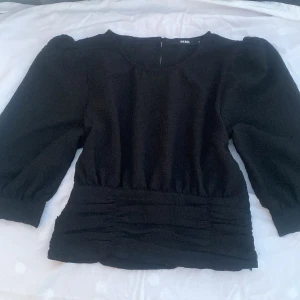 svart blus - Jättesöt blus ifrån bik bok som inte kommer till användning 💗 den har söta detaljer på och också lite ”pösigare” ärmar 💗 skriv gärna privat för fler bilder! 