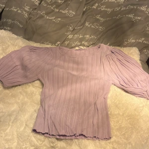 Ljuslila topp från MNG - Säljer en superfin ljuslila topp från MNG. Den har puffiga trekvartsärmar och är ribbad i materialet. Perfekt för vår och sommar! Toppen är i nyskick och passar både till vardags och fest. 💜