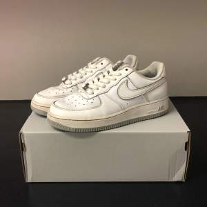 Ett par fräscha Nike air force 1 i en vit och grå colorway. 7.5/10 i skick, ej använda under vintern. Storlek 40 true to size. Nypris: 1150