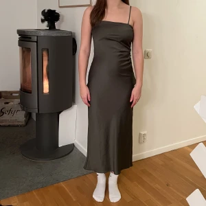 Olivgrön klänning  - Olivgrön glansig klänning från Zara i strl xs. Mycket fint skick. Skriv för mer info