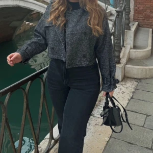 Wool blend cropped trench coat - Wool blend material (really warm) perfect for autumn. Worn once, it’s in perfect condition. It has an oversized fit.