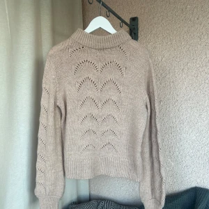 Stickad tröja - Fin stickad tröja i en rosa färg. 