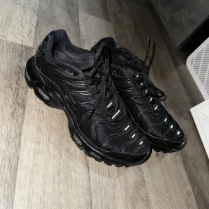 Nike air Max plus - Ett par svarta Nike air Max plus i storlek 39/24,5 cm. Är använda två gånger men kände att det inte passade mig. Nypris 1799kr mitt pris 1000kr.