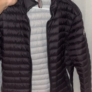 Colmar jacka - Tja, säljer en snygg jacka från colmar som är i nyskick. Storlek M men passar S, pris kan diskuteras  . Dm för mer bilder. Köpt för 4000