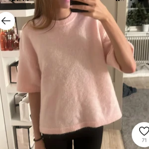 Rosa stickad tröja  - Från Gina, använd 2 gånger. Inte nopprig och är i bra skick