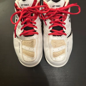 Badmintonskor / Skor för inomhusidrott - Badmintonskor / skor för inomhusidrott från Yonex i storlek 41. Är i använt skick men fortfarande hela och väldigt fina. Säljs på grund av att de inte kommer till användning längre.