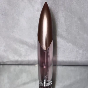 Parfym från Naomi Campbell - Naomi Campbell | 30 ml - Säljer en elegant parfym från Naomi Campbell. 