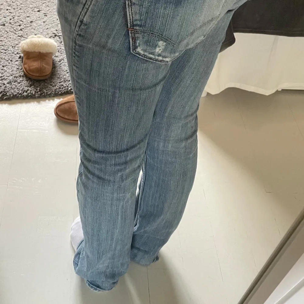 Supersnygga utsvängda Levis jeans! Midja: 40cm, Innerbenslängd: 77 cm. Jeans & Byxor.