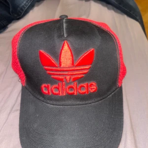 Keps  - Adidas keps använt skick. Pris kan diskuteras eftersom ifall man vill har fler kepsar 
