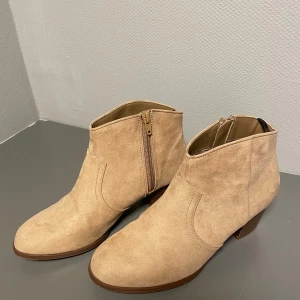 Boots - Säljer dessa fina boots i bra skick