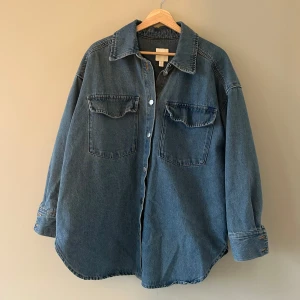 Skjorta/over shirt/jacka i jeanstyg - Jeansskjorta i tjockare tyg som snarare funkar som over shirt, eller tunnare jacka. I felfritt skick, från H&M. 
