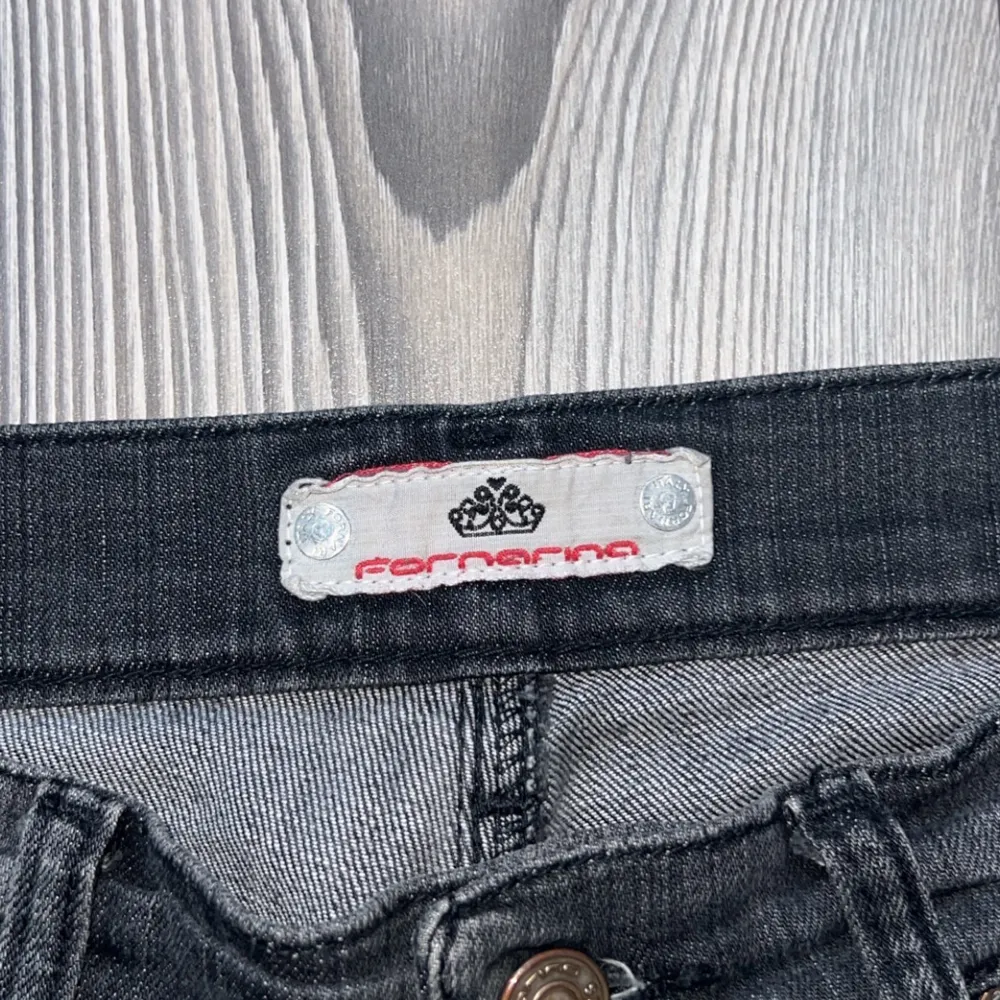 Säljer ett par jätte snygga svarta Low waist bootcut jeans från Fornarnia. De är i storlek W27/S och är i mycket bra skick! De passar mig bra både i midjan och längden som är 1,58 m lång. Midjemått: ca 37cm, Innerbenslängd: ca 73cm💗. Jeans & Byxor.