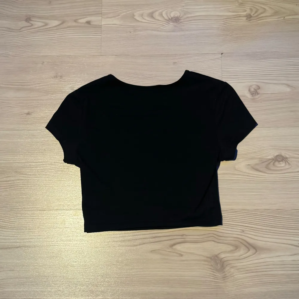 Svart croptop T-shirt med kristaller i form av en fjäril. Aldrig använd ute, inga kristaller saknas vad jag kan se.. Toppar.