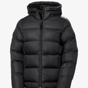 Helly hansen vinterjacka - Skön vinterjacka, storlek M men passar mig perfekt (är 167). Jackan är i nyskick utan hål eller fläckar, nypris 2800kr. Meddela för egna bilder! Säljer för att den inte kommer till användning. obs!! priset går att diskutera!!