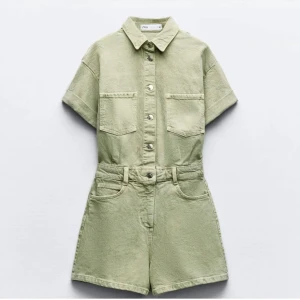 Grön jumpsuit  - Grön jumpsuit från zara, använd en gång. Storlek L. Nypris 399😍