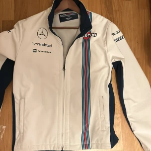 Martini racing jacka - Säljer denna ursnygga och eftertraktade F1 jackan. Ej tillgänglig i Sverige och ett nypris på 1800kr. Pris går såklart att diskuteras