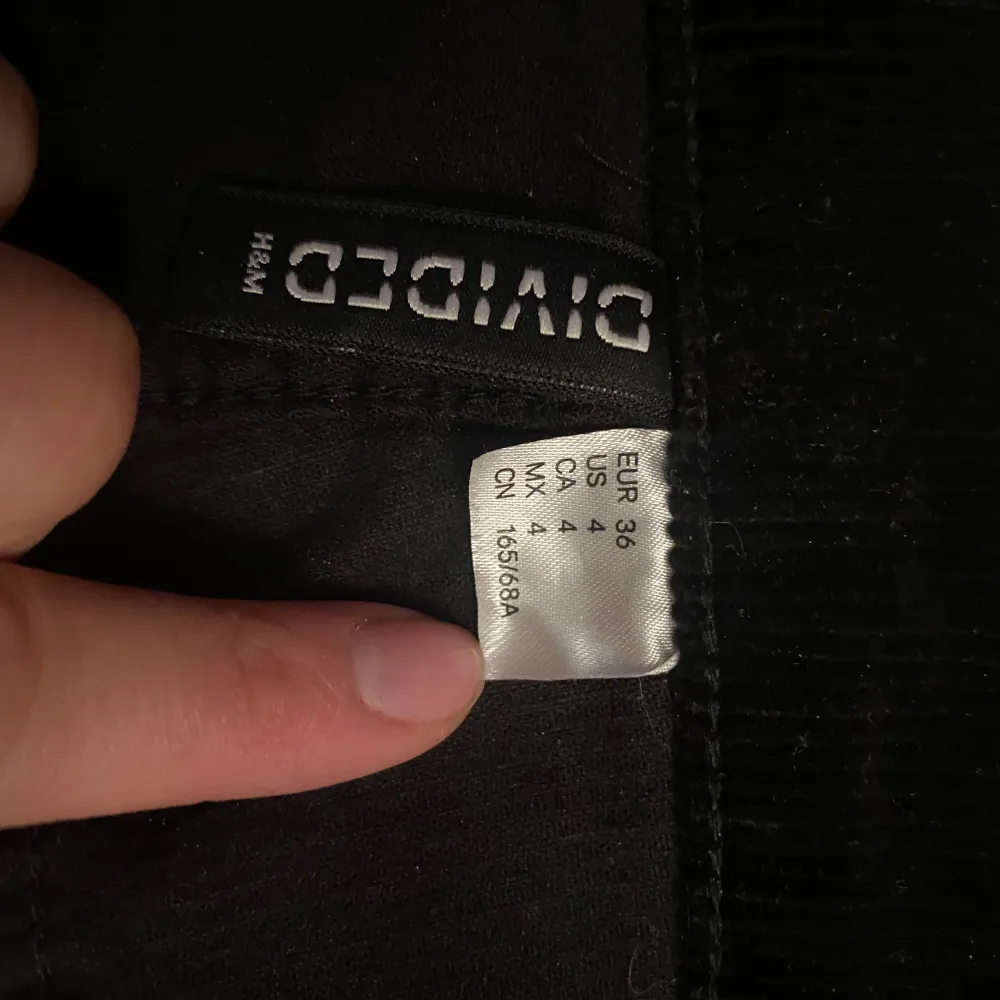 Högmidjade svarta jeans från H&M. Storlek 36. Bra skick. Jeans & Byxor.