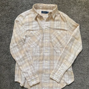 Ralph Lauren skjorta  - Säljer nu denna snygga ralph Lauren skjortan som är sjukt snygg men tyvärr för liten! Strolek S men sitter mindre!