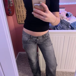 Lågmidjade bootcut jeans - Coola lågmidjade bootcut jeans.