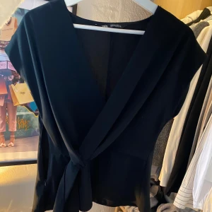 Svart blus med Knut från Zara🖤 - Svart blus med Knut från Zara🖤Använd en gång och säljer på grund av att den inte kommer till användning💕